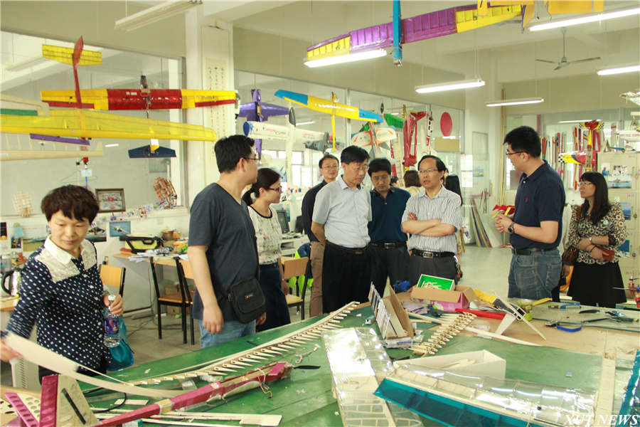 渭南高级中学校长姜小卫一行来我校参观学习